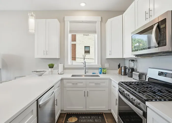 Elegant Oasis 2 Bed 2 Bath Near Downtown And United Center Апартаменты