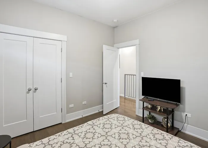Апартаменты Elegant Oasis 2 Bed 2 Bath Near Downtown And United Center